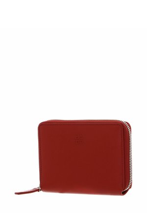 Portefeuille en cuir rouge avec une fermeture éclair tout autour, de forme rectangulaire, et un logo embossé sur le devant. Texture lisse et design minimaliste.