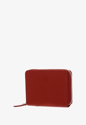 Portefeuille en cuir rouge avec une fermeture éclair tout autour, de forme rectangulaire, et un logo embossé sur le devant. Texture lisse et design minimaliste.