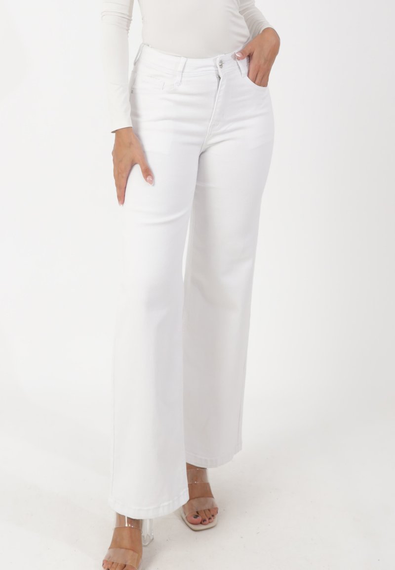 Witte jeans met brede pijpen van denim materiaal en een hoge taille, voorzien van voorzakken, riemlussen en een nette afwerking. De lengte loopt door tot de vloer.