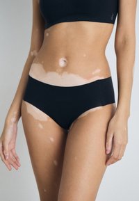 Zwarte hoge taille slipjes met een gladde textuur. Minimalistisch ontwerp zonder zichtbare naden. Zachte elastische band zit net boven de heupen.