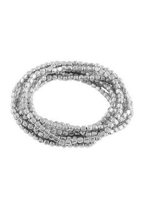 Bracelet multi-brins en perles d'argent avec de petites perles brillantes de forme carrée, étroitement liées entre elles en boucle.
