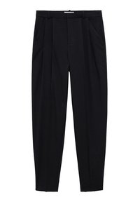 Černé kalhoty s nadměrným střihem, s dvěma předními záhyby, plochým pasovým páskem a bočními kapsami. Vyrobené z hladké, lehké látky.