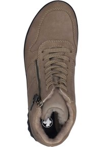 Braune Wildleder-Ankle Boots mit runder Zehenform, schnürbarer Vorderseite, seitlichem Reißverschluss und weichem Futter. Schwarze Gummisohle mit strukturiertem Grip.