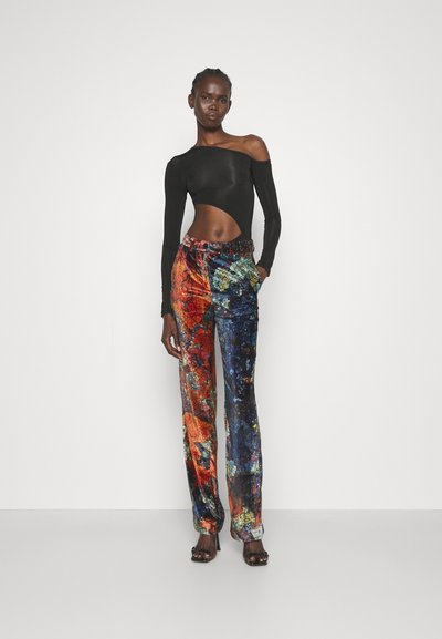 Materiel DIAGONAL CUT BODY - Trükipildiga T-särk - black