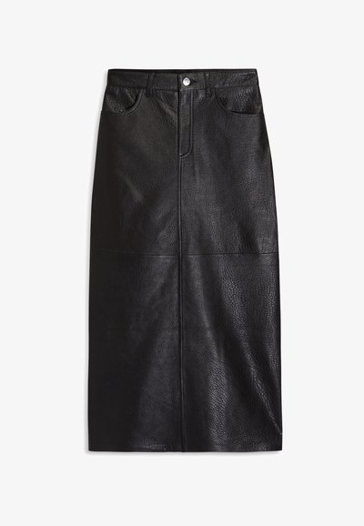 Gonna nera in similpelle con un design all'altezza del ginocchio, caratterizzata da una superficie texturizzata, cinque passanti per la cintura e due tasche frontali.