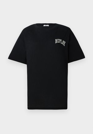 Sort bomulds-t-shirt med korte ærmer og rund hals, med hvid "REPLAY" logo broderet på venstre bryst. Standard pasform.