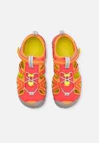 Rote und gelbe Outdoor-Sandalen mit Netzpaneelen, verstellbaren Riemen und strukturierten Sohlen. Mit reflektierenden Akzenten und einem sicheren Anpassungssystem.