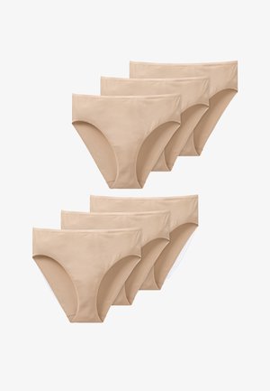 Ensemble de six culottes en coton beige avec une texture lisse, une taille élastique et un design à couverture modérée. Style classique avec un minimum de détails.