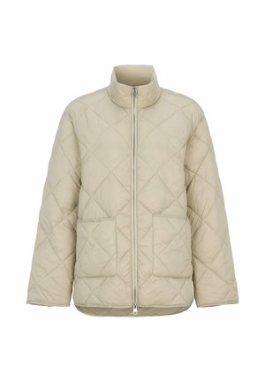 Lysebeige quiltet jakke med frontlynlås, ståkrave, lange ærmer og to store forlommer, vist mod hvid baggrund.