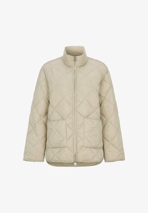 Hellbeige gesteppte Jacke mit Frontreißverschluss, Stehkragen, langen Ärmeln und zwei großen Vordertaschen, dargestellt vor weißem Hintergrund.