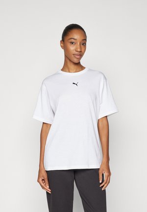 Witte katoenen T-shirt met een zwart Puma-logo op de borst, korte mouwen, ronde hals en een relaxte pasvorm. Eenvoudig, onopgesmukt ontwerp.