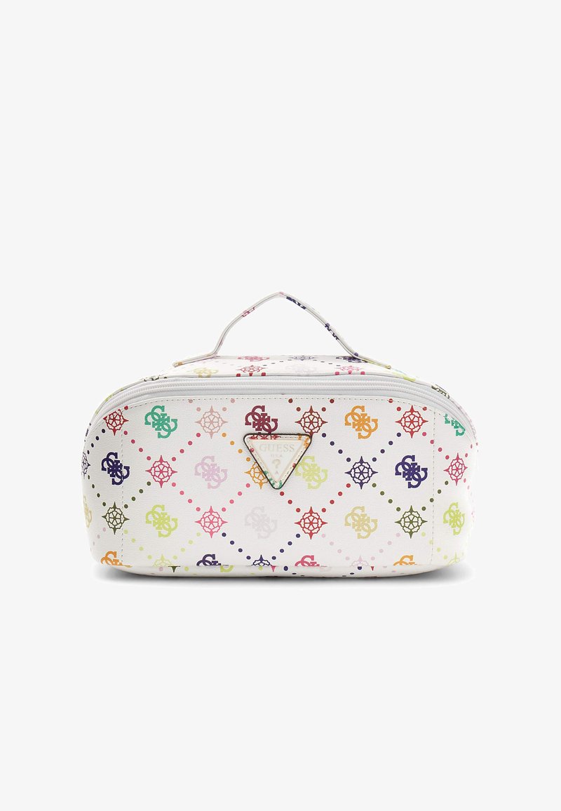 Trousse de toilette blanche zippée avec des motifs géométriques multicolores et des logos, logo triangulaire en métal Guess, et une poignée supérieure.
