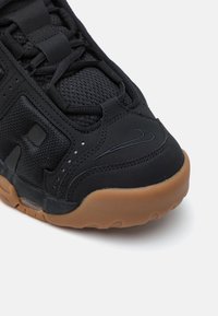 Nike Sportswear AIR MORE UPTEMPO LOW - Treniņu apavi - black/medium brown