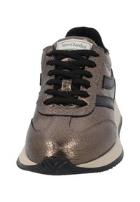 Sneakers en bronze métallique avec une texture craquelée, des lacets noirs et une semelle blanche contrastante. Présente un logo sur la languette et des accents latéraux.