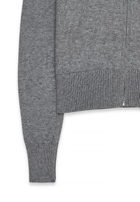 Szary sweter zapinany na zamek, o teksturowanym splotem, z prążkowanymi mankietami i dołem oraz prostym krojem. Posiada metalowy zamek na przodzie.