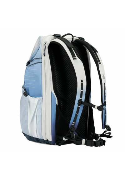Rugzak met een blauw verloopontwerp, gaasvulling, zwarte banden, witte accenten, meerdere vakken en verstelbare sluitingen.