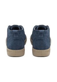 Botas de tobillo de ante azul con suelas de goma beige, que cuentan con una parte superior texturizada, forro acolchado en el tobillo y una pestaña trasera para facilitar el uso.