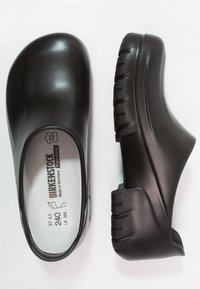 Schwarze Clogs mit einem glatten, runden Design. Hergestellt aus strapazierfähigem Material, mit einer strukturierten Gummisohle und einem gepolsterten Fußbett. Markenlogo sichtbar.