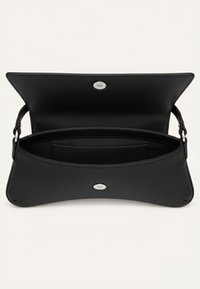 Μαύρη δερμάτινη τσάντα ώμου με το καπάκι ανοιχτό, που δείχνει το εσωτερικό διαμέρισμα και το ασημένιο κουμπί ασφαλείας.