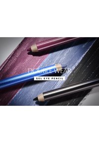 Tre matite occhi in gel di colore blu, nero e bordeaux, appoggiate su sfondi testurizzati di viola, blu e nero, che mettono in evidenza le loro forme e punte.