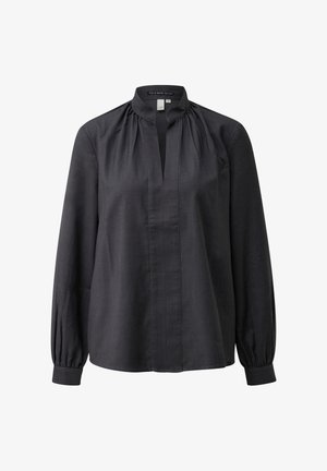 Črna bluza z dolgimi rokavi in visokim nabranim ovratnikom, odprti sprednji del ter zapenjanje na manšetah.