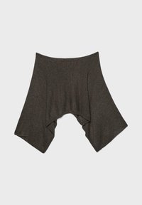 Tmavosivý pletený asymetrický pončo so širokými, splývavými bokmi a zaobleným lemom.