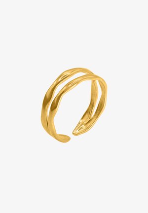 Złoty pierścionek z zakręconego drutu, składający się z dwóch płynnych obrączek o gładkiej fakturze i zwężających się końcach, tworzący dynamiczny, rzeźbiarski wygląd.