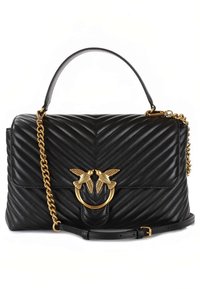 Fekete bőr kézitáska chevron mintázattal, aranyszínű szerelékkel, amely két madárdíszt tartalmaz, felső fogantyúval és levehető láncpánttal.