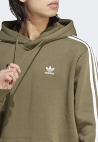 adidas Originals 3 STRIPES HOODY - Sweat à capuche - olive strata
