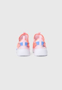 Scarpe da ginnastica rosa e arancioni con tomaia in rete, suola bianca solida e dettagli blu a contrasto sul tallone e sulla cinghia.