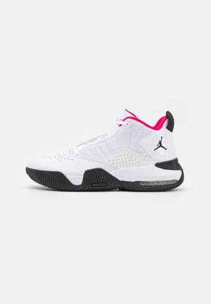Biało-różowy wysokotopowy but do koszykówki z czarną podeszwą, oddychającą siateczkową cholewką i logo Jumpman na pięcie.