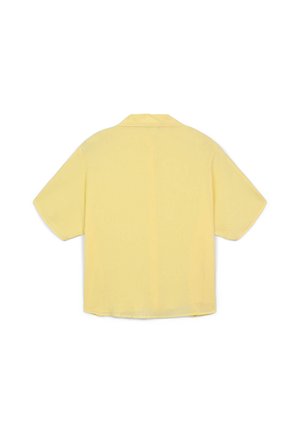 Camicia gialla a maniche corte realizzata in tessuto leggero. Presenta un colletto e un orlo dritto, con una texture liscia e senza motivi visibili.