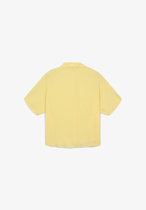 Camicia gialla a maniche corte realizzata in tessuto leggero. Presenta un colletto e un orlo dritto, con una texture liscia e senza motivi visibili.