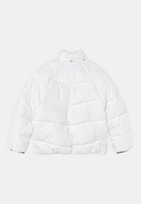Bílá péřová bunda s vysokým límcem, prošívaným designem a zacvakávacími uzávěry na zadní straně. Měkká, hladká textury a oversize střih.