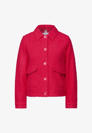 Puchowy różowy żakiet z kołnierzykiem, z przodu zapinany na guziki i dwoma naszywanymi kieszeniami. Teksturowany materiał, długie rękawy i krótka fason.