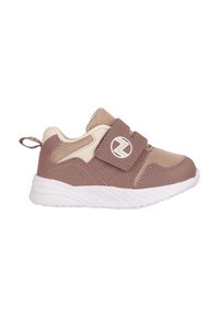 Hellbraune Sneaker mit Mesh-Obermaterial, weißer Sohle und verstellbarem Klettverschluss. Mit Logo-Akzent und strukturiertem Seitenpaneel.