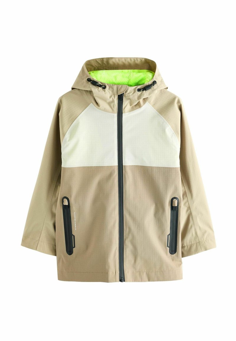 Beige wasserfeste Jacke mit Kapuze, die hellere Vorderteile, zwei Reißverschluss-Taschen und ein leuchtend grünes Innenfutter aufweist.