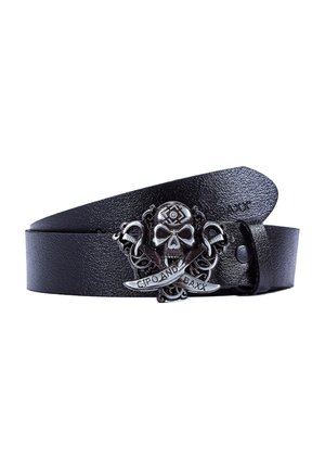 Cintura in pelle nera con una prominente fibbia metallica a forma di teschio e ossa incrociate, caratterizzata da dettagli elaborati e da un banner inciso con la scritta "CIPO AND BAXX."