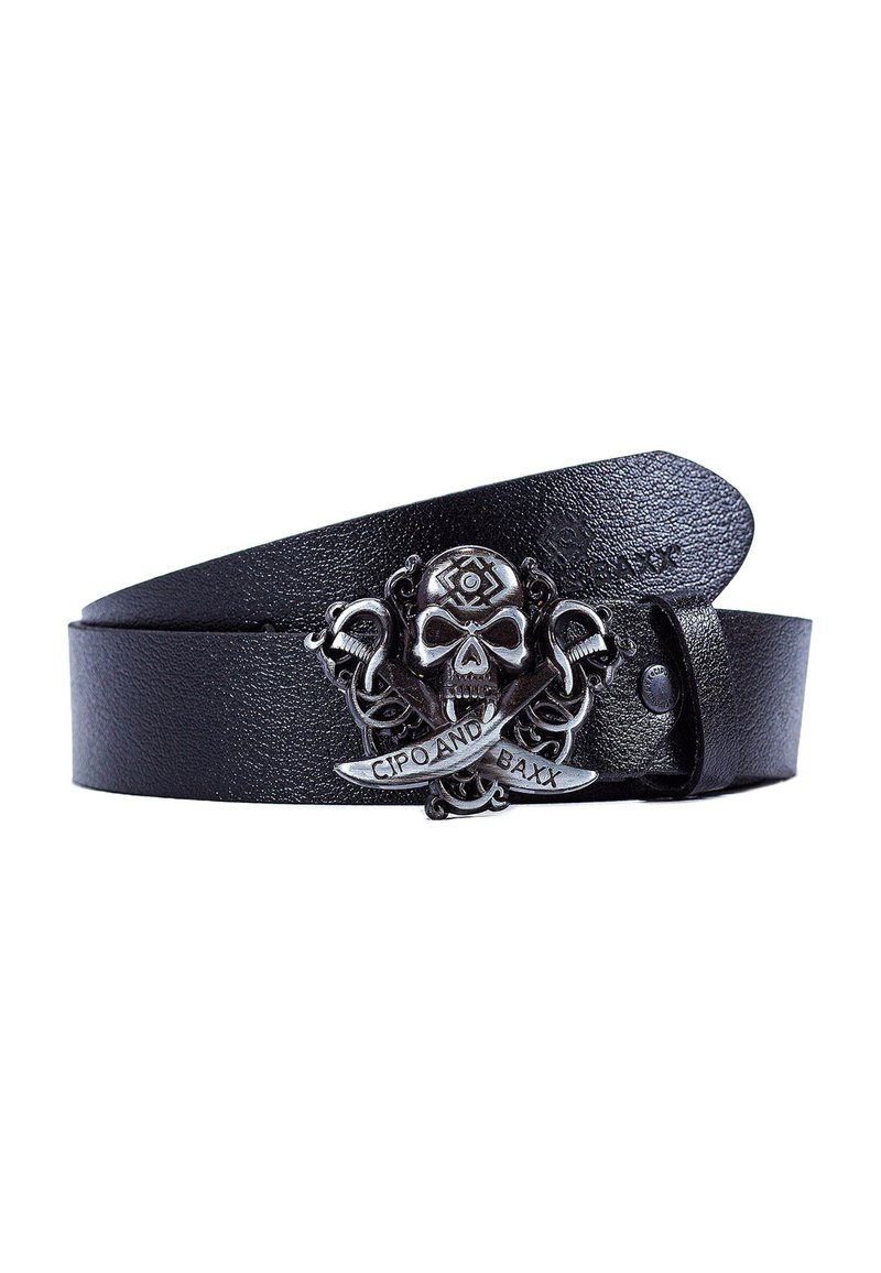 Zwarte leren riem met een opvallende metalen doodskop en gekruiste beenderen gesp, voorzien van ingewikkelde details en een gegraveerde banner met de tekst "CIPO AND BAXX."