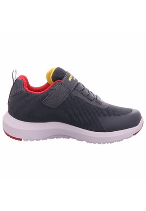 Scarpe sportive grigie con tomaia in rete, dettagli rossi e gialli, suola intermedia bianca e collare imbottito. Presenta una singola striscia in Velcro per la chiusura.