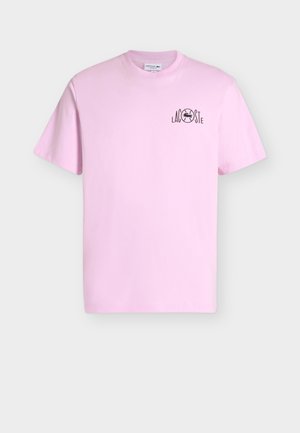 T-shirt rose clair à col rond et manches courtes avec petit logo Lacoste noir sur le côté gauche de la poitrine.