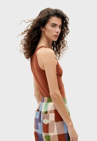 Thinking Mu HARRIET - Top - brown