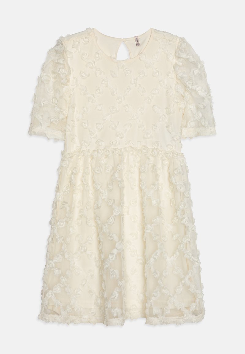 Krémové šaty s krátkymi, naberanými rukávmi, s kvetinovou textúrou a otvorom na chrbtovej strane. Obsahujú vrstvenú sukňu s čipkovým lemovaním na okraji.