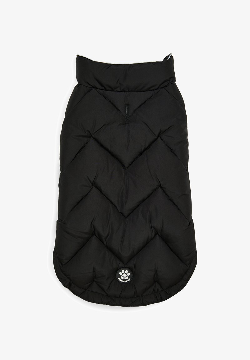 Svart, pösig hundjacka med ett chevron-mönster, hög krage och rund logotyp-patch i botten. Tillverkad av ett slätt, vattenavvisande material.