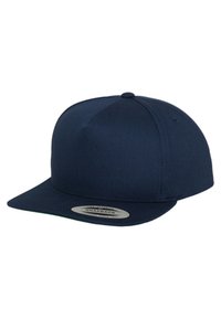 Sötétkék snapback sapka strukturált kialakítással, lapos karimával és textil mintával. A karima alsó részén egy kör alakú logó található.