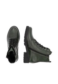 Bottes de cheville en cuir vert avec une finition texturée. Les caractéristiques incluent des lacets, une fermeture éclair sur le côté et une semelle noire robuste.
