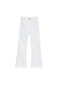 Jean en denim blanc taille haute avec fermeture à bouton et zip, poches avant et arrière, et ourlets évasés effilochés.