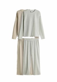 Lys grå og beige loungewear sæt bestående af en langærmet top og bukser med elastisk talje, lavet af et blødt, struktureret stof.