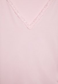 Cămașă roz deschis cu o textură moale, cu decolteu în V adornat cu dantelă delicată pe margini. Material neted, fără modele.