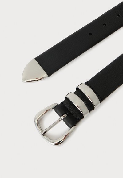 Ceinture en cuir noir avec boucle en métal argenté, deux passants de ceinture et embout en métal argenté à l'extrémité opposée.